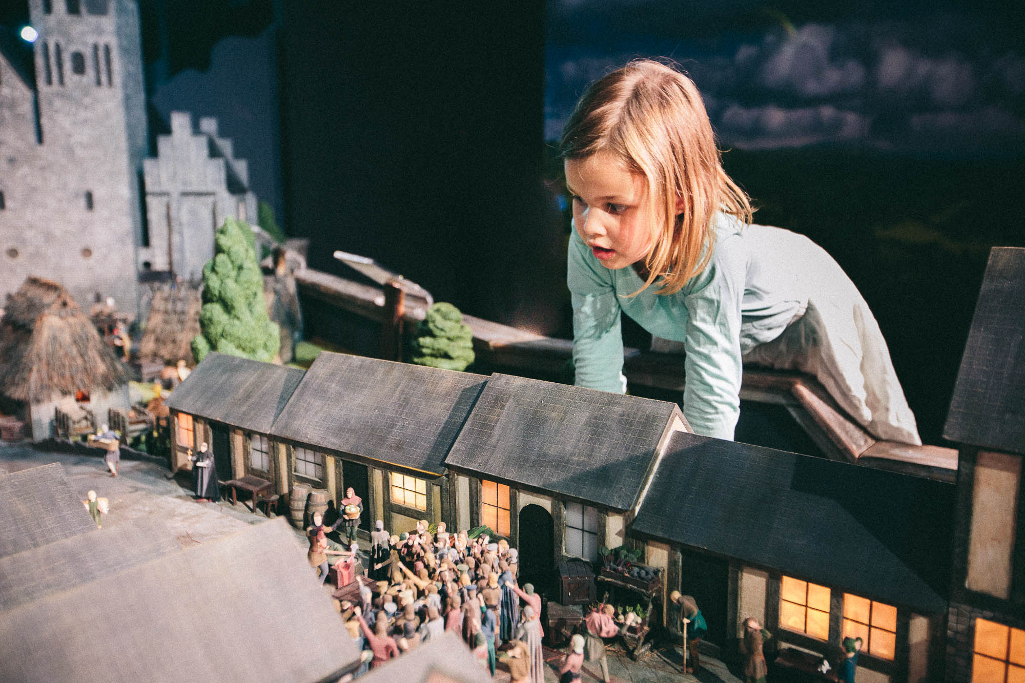 Kleines Mädchen betrachtet eine historische Miniatur des mittelalterlichen Berlins im Little BIG City Berlin