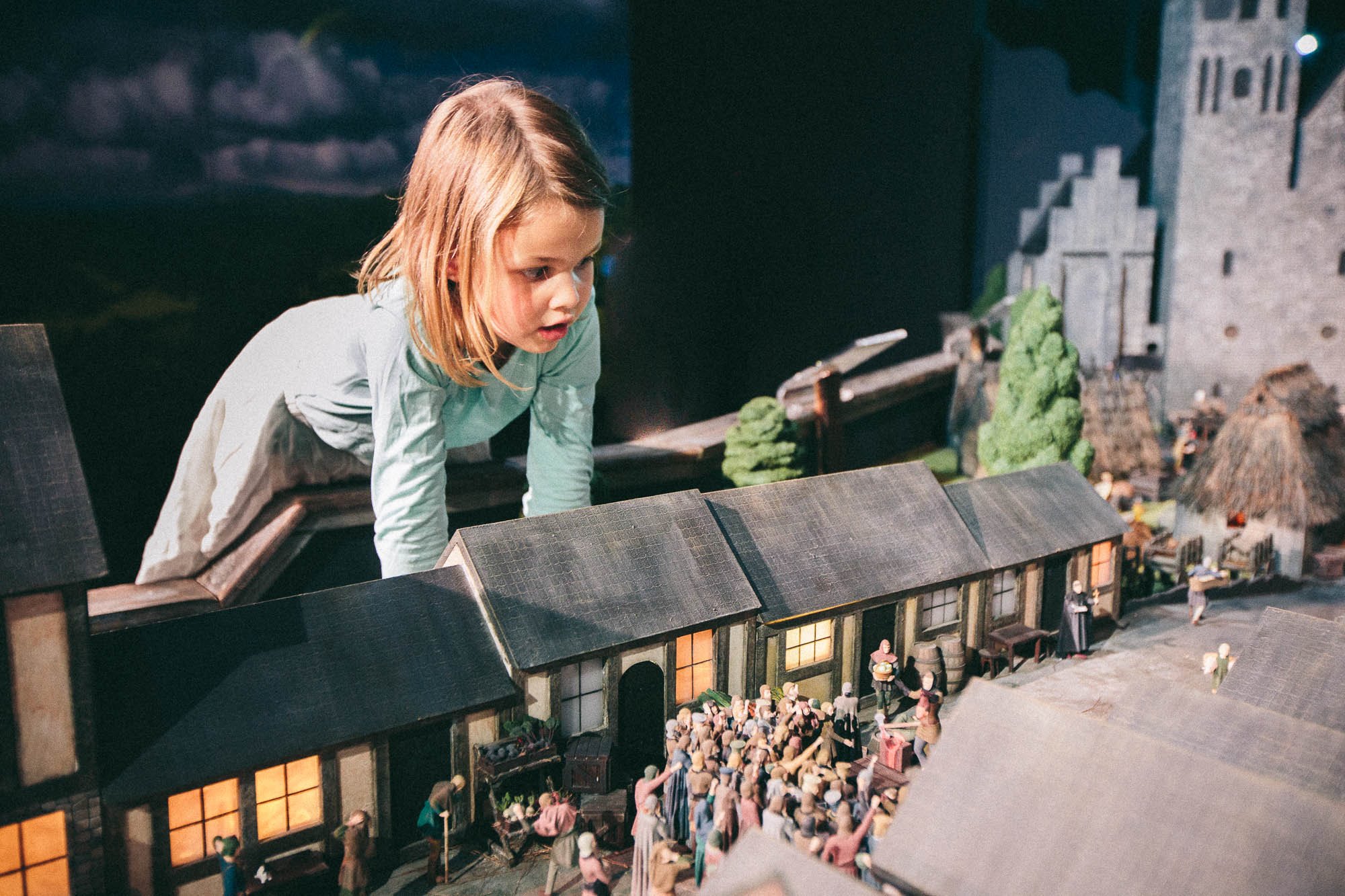 Ein Kind schaut sich eine Szene aus dem mittelalterlichen Berlin im Little BIG City an