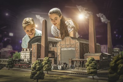 Zwei Kinder betrachten das Model einer Fabrik im Little BIG City Berlin