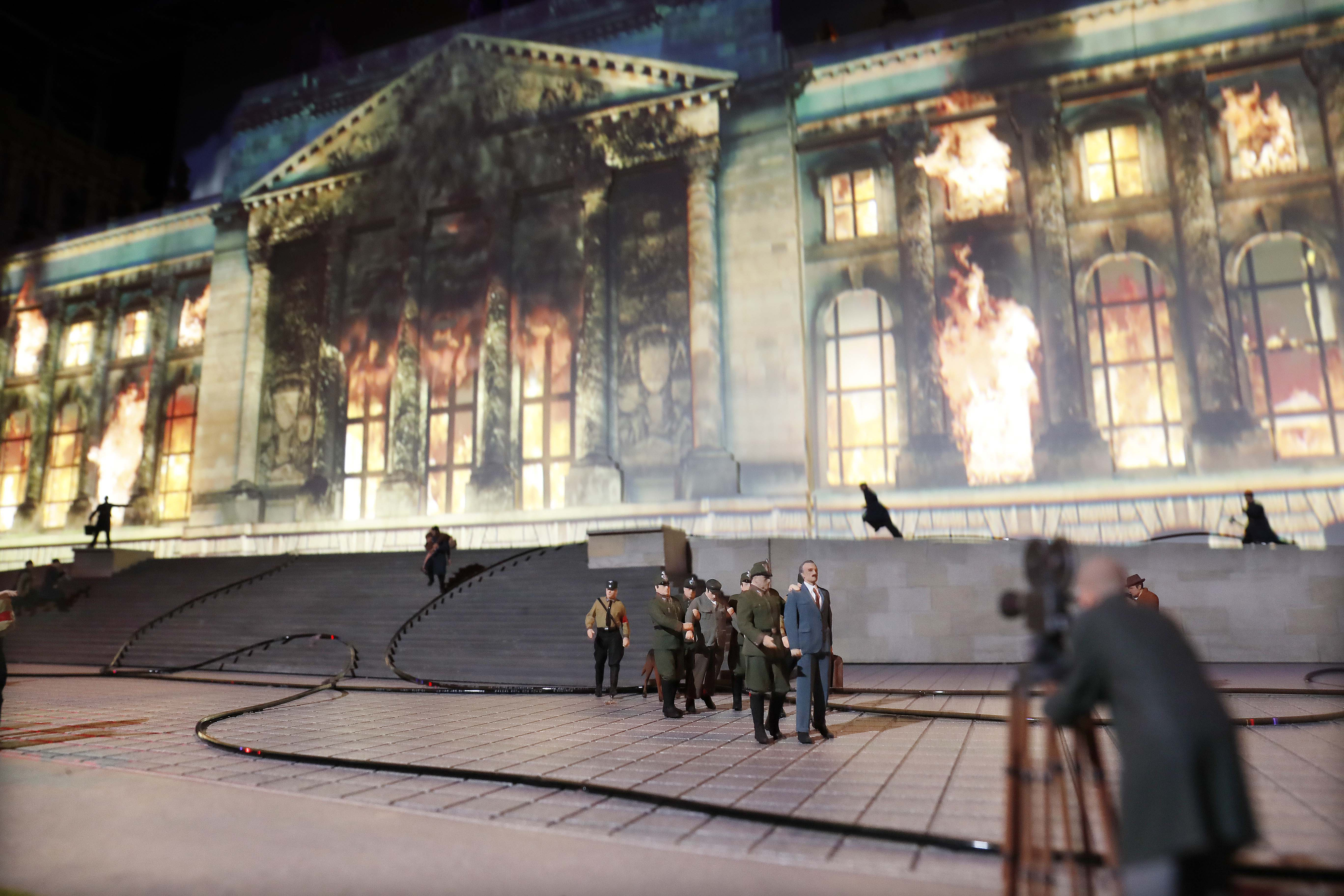 Der Reichstag steht in Flammen - die Besucher im Little BIG City können die Löscharbeiten beobachten
