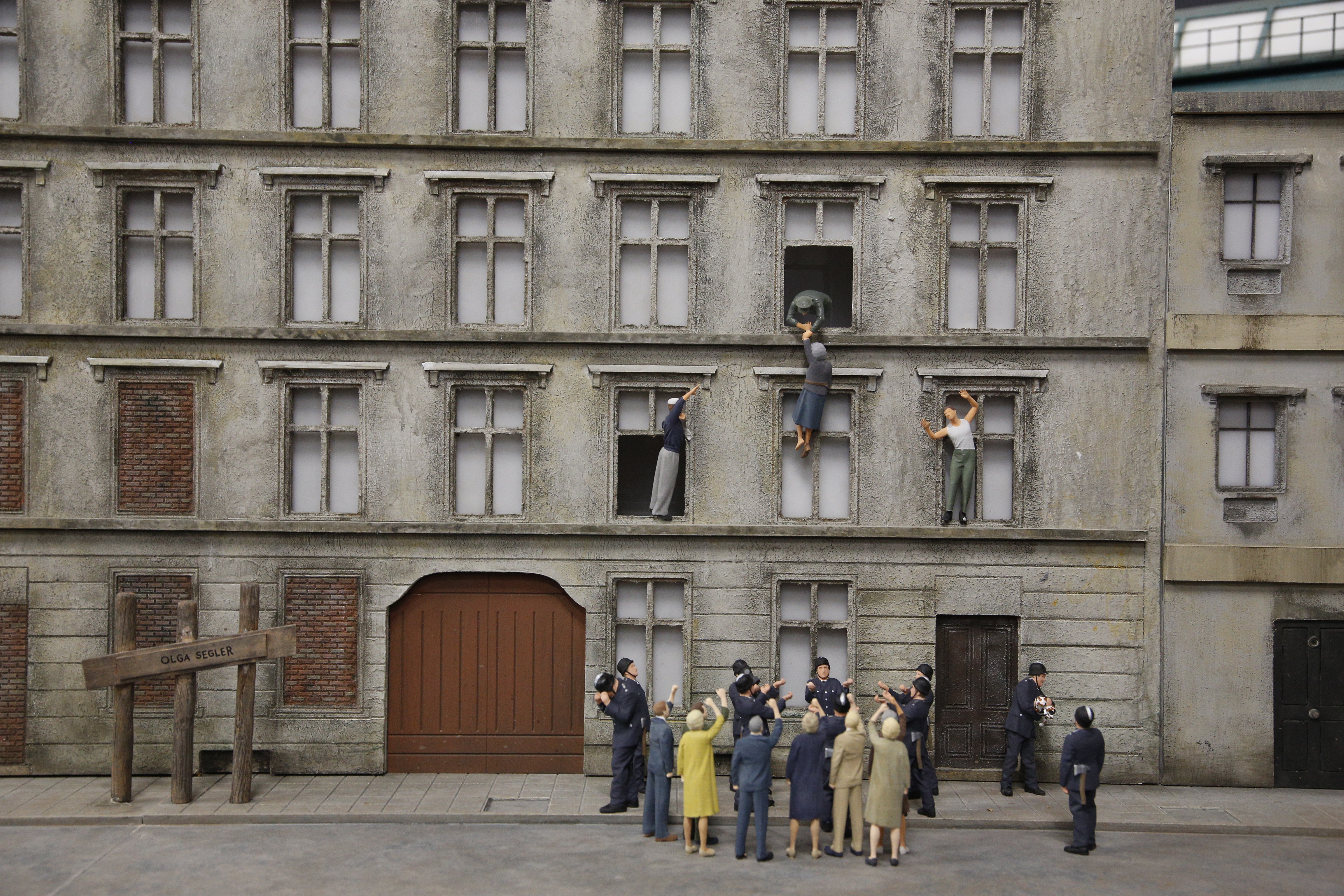 Nachbildung einer Frau, die aus dem Fenster springt, um nach Westberlin zu fliehen im Little BIG City Berlin